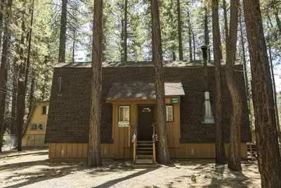 Image de Maple Cabin by Destination Big Bear : Walking Distance to Snow Summit! Propane Bbq!