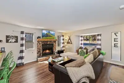 Image de Walking Distance to Snow Summit Ski Resort! ! Beautifully Updated 3 Bed 2 Bath! Wood Burning Fireplace! Smart TVs w/ Streaming Services!