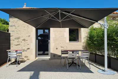 Image de Charmant studio rénové avec mezzanine, cour privative et parking à Rochetrejoux