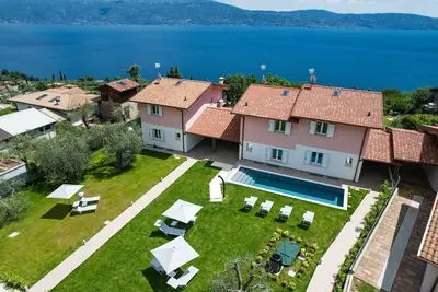 Image de Le Casette - Gargnà with pool and lake view