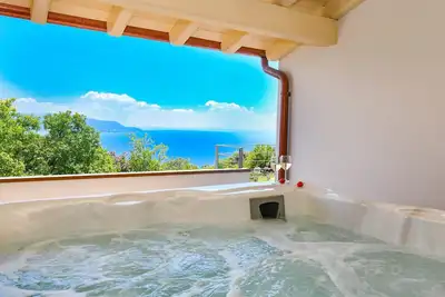 Image de Le Casette - Leccino with lake view, pool and private Jacuzzi