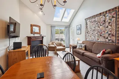 Image de Pico F305 Ski right to the lifts at Pico Vaulted ceilings Light and Bright. (please note this unit has No Air Conditioning)