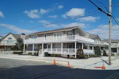 Image de Well Kept Home With Great Ocean Views From The 2nd Floor Deck. Large Comfortable Upside-Down Home Located Just The 4th From The Beach With 6 Bedrooms.