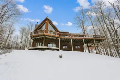 Image de Beautiful and Well Appointed Mountain House! Steps to Dew Drop Ski Trail!