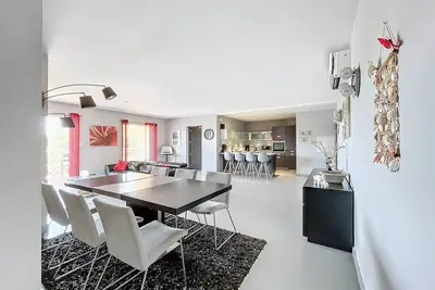 Image de Elegant Appt Design Avec Balcon Et Piscine