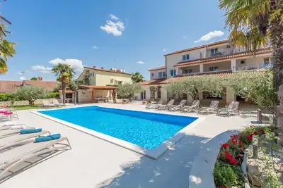 Image de Well-kept garden with pool and barbecue, air conditioning, close to the beach