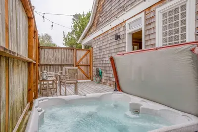 Image de Enjoy Bella Beach Craftsmanship, King Master Suite, Hot Tub, Fire Pit and More!