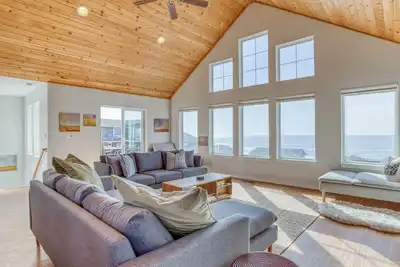 Image de Spacious Bella Beach Cottage, Stellar Ocean Views, Upper Deck, Bbq, Hot Tub!