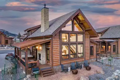 Image de Gorgeous Views! Two large Patios, Jacuzzi, Indoor/Outdoor Fireplace