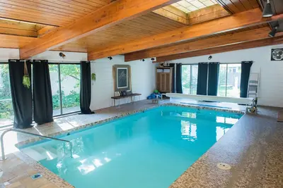 Image de Entire Historic Home on Iconic 8th St w\/ heated indoor pool