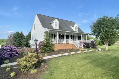 Image de Great Location! Private and roomy 1 bdrm, bath & den