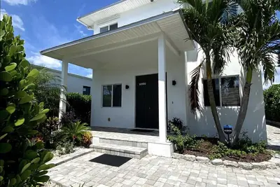 Image de Tropical Paradise, Bright and Airy Home Near the Beach
