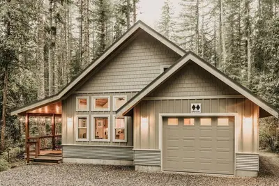 Image de 52gs - Hot Tub - WiFi - Pets Ok - Wood Stove - Sleeps 6 by RedAwning