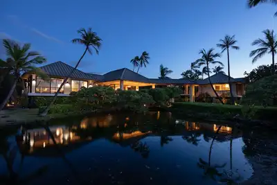 Image de A Private Luxury 350+ Oceanfront Estate in an Oasis /4Runner Option