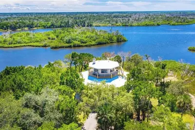 Image de Waterfront Beauty w/floating dock & kayaks
