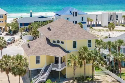 Image de Beach House includes Chairs, Cooler, Cart & Bikes!