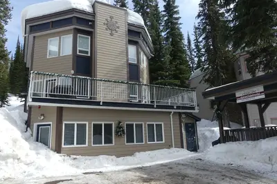 Image de Ground Level, 2 Bedroom Suite - Close to Village and The Pond!