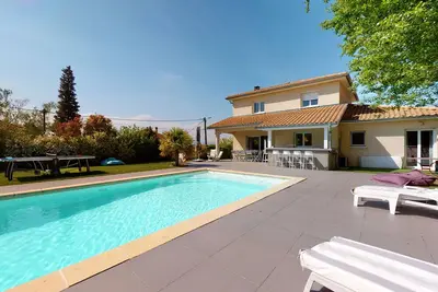 Image de Villa contemporaine avec piscine chauffée à 13' de Lyon