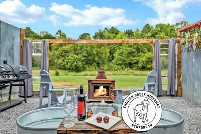 Image de Meadow View · Romantic Glamping Stay w/Barn, Outdoor Tub & Sauna