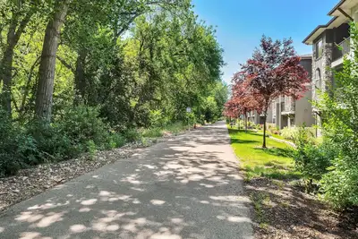 Image de Greenbelt Getaway - 3 minute walk to Greenbelt
