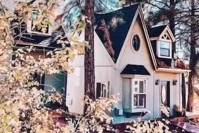 Image de BellaVue Estate Cottage Chalet #1 - Cozy Cute & Clean, Central location