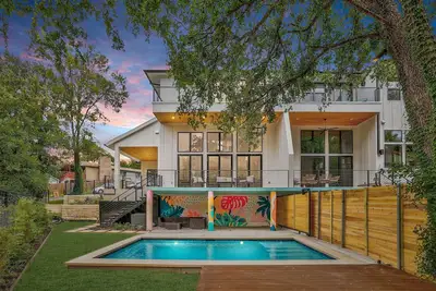 Image de Football Fave - 5 Min to Downtown, Pool, Photo Op!