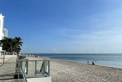 Image de Beach Front Condo