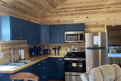 Quiet fishing cottage with lake view. 2 Br\/2ba<br> “come catch some memories”