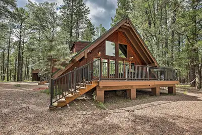 Image de 1 Mi to Woodland Park: Pinetop Cabin w\/ Balcony!