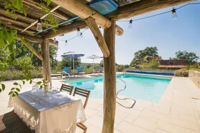Image de Gîte authentique sur un domaine avec piscine