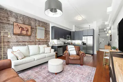 Image de Lush Savannah Loft - Near Plant Riverside District