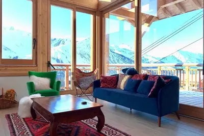Image de Chalet, 10m des commerces, étage -1, remise en forme, balcon, cheminée ou poêle à bois, télévision