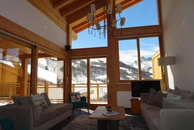 Image de Chalet, à 10m des pistes de ski, remise en forme, cheminée ou poêle à bois, télévision, casier à ski