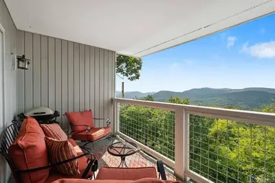 Image de Highlands, Nc Vztop. Luxurious  Townhouse! Outstanding  Mountain Top Views!