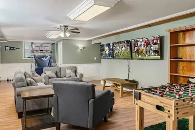Image de The Irish Estate l Large Patio, Games, Ncaa Theme, Bbq, 4-Bedrooms, 3, 905 sq ft