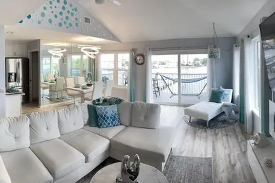 Image de Modern condo on Harbor & steps from the beach! W/ Private balcony & Boat Slip