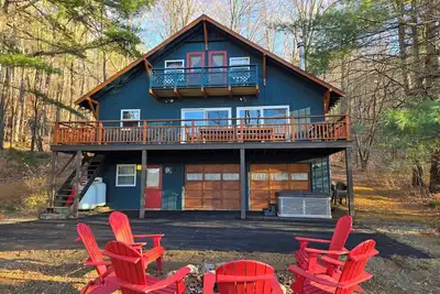 Image de Lake side Chalet Brant Lake w\/ outdoor Hot Tub\n