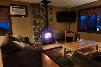 Image de Eagle's Nest at Adirondack Lodge- 3 Br Cabin -8 mins to Lake George Village!