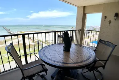 Image de Top Floor Aransas Bay Waterfront Condo w/ Lighted Pier, Pool & Pet Friendly