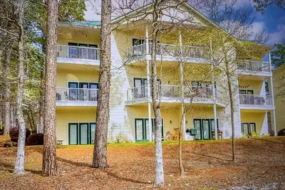 Image de Lake Martin Condo with Dock…. 30 minutes from Auburn’s Campus!