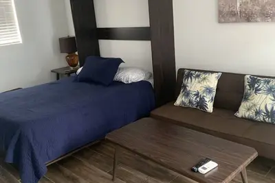 Image de Private and quiet, cozy spot for a getaway. Close to beaches and freeway access