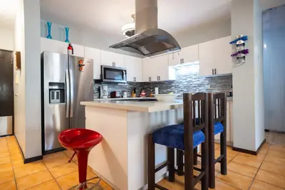 Image de \"Experience Coastal Living at Beach Court: Ideal Vacation Retreat! \"