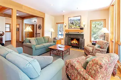 Image de Large Black Butte House - Perfect for Extended Families!