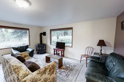 Image de Wonderful Home Close to Lake w\/Private W\/D, WiFi, Gas Fireplace - 2 Dogs Okay