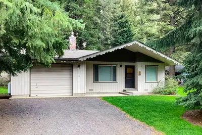Image de Dog-friendly cabin near lake with mountain view, gas fireplace, deck, & W\/D