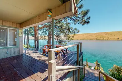 Image de Beautiful lakefront house with private boat dock, washer\/dryer & fireplace