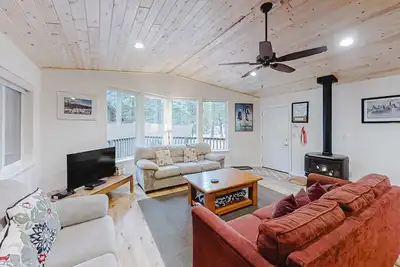 Image de Quiet and Attractive Home Close to Lake w\/WiFi, Private Washer\/Dryer - Dogs Okay