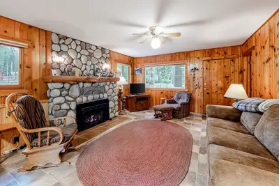 Image de Dog-Friendly Cabin Close to the Lake & Next to Wallowa River w\/WiFi, W\/D