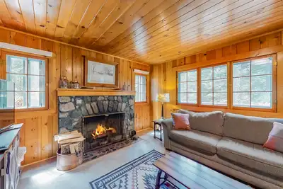 Image de Open and Attractive House Close to the Lake w\/Free WiFi & Wood-Burning Fireplace