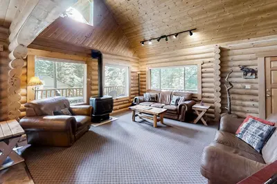 Image de Custom-built log home w\/ gas grill, free WiFi, deck, and private location